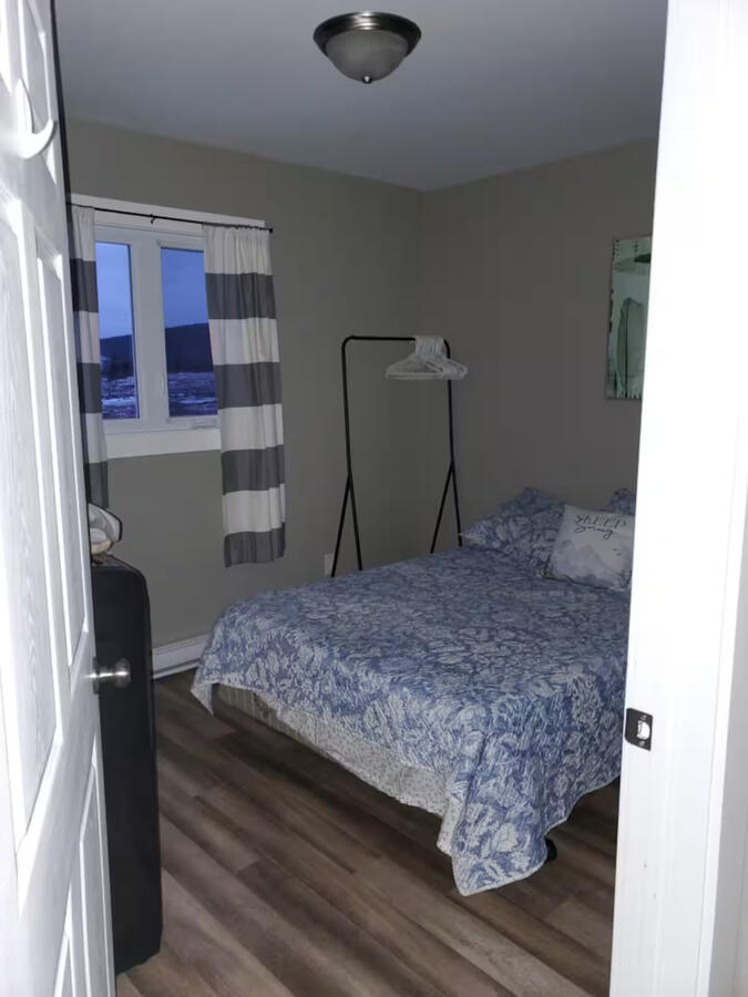 Bedroom 1 1 queen bed